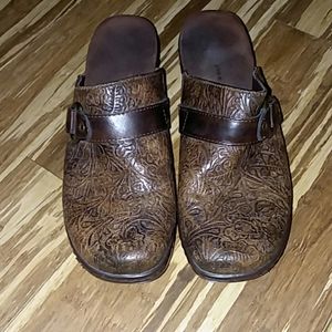 Wear Ever Brown clogs size 8